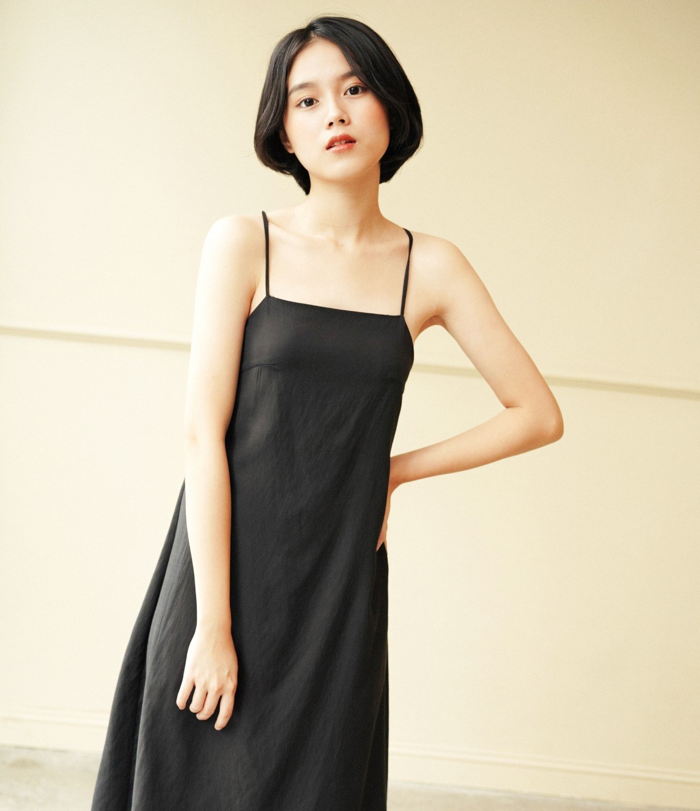 Thiết kế đầm đen tối giản cho thời trang thường ngày