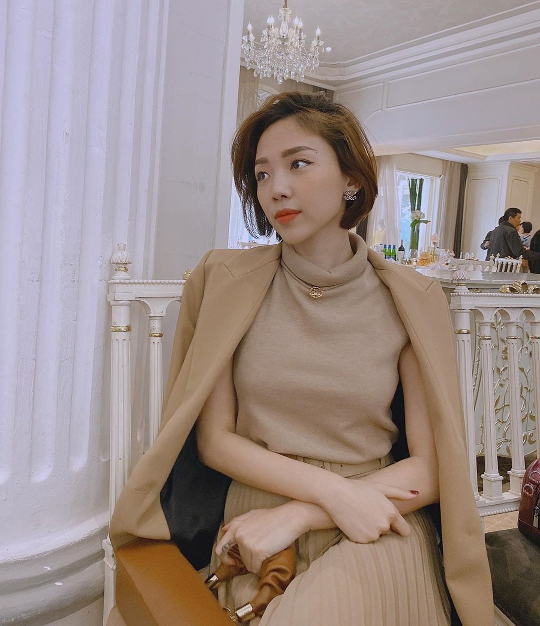 Ngoài gam trắng, người mệnh Kim cũng có thể thử thêm vào tủ đồ các màu vàng, nâu và xám.