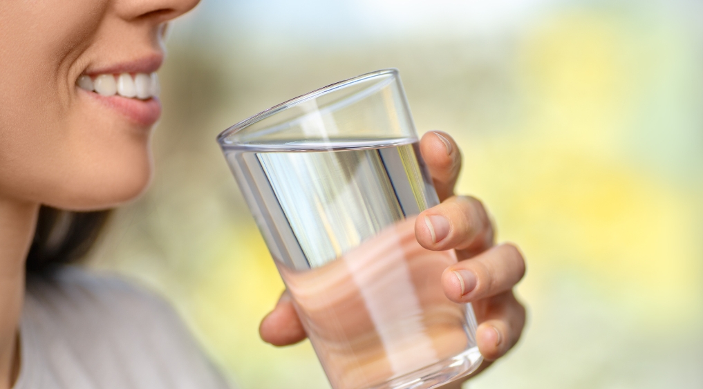 Uống nhiều nước để giảm cân sau sinh