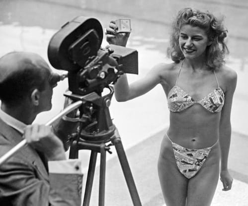 Người mẫu Micheline Bernardini và bikini tại bãi biển Piscine Molitor