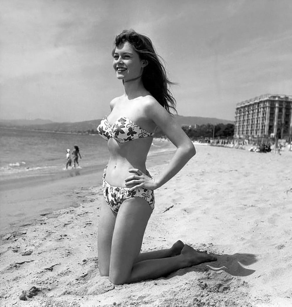 Brigitte Bardot mặc bikini lần đầu tiên trong phim “Manina, the Girl in the Bikini”